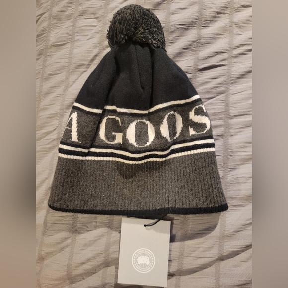 Ladies Canada Goose Pom Toque - Picture 2 of 3